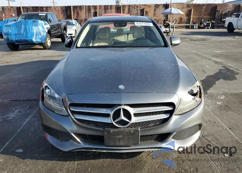 2017 Mercedes-Benz C 300 z USA, uszkodzony, nr VIN 55SWF4JB3HU190792